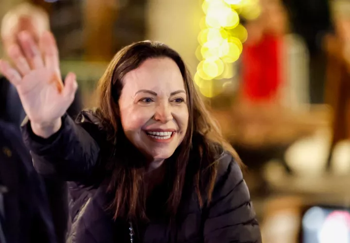 La líder opositora venezolana María Corina Machado salió este jueves al balcón del Grand Hotel de Oslo }.  /  Foto: EFE