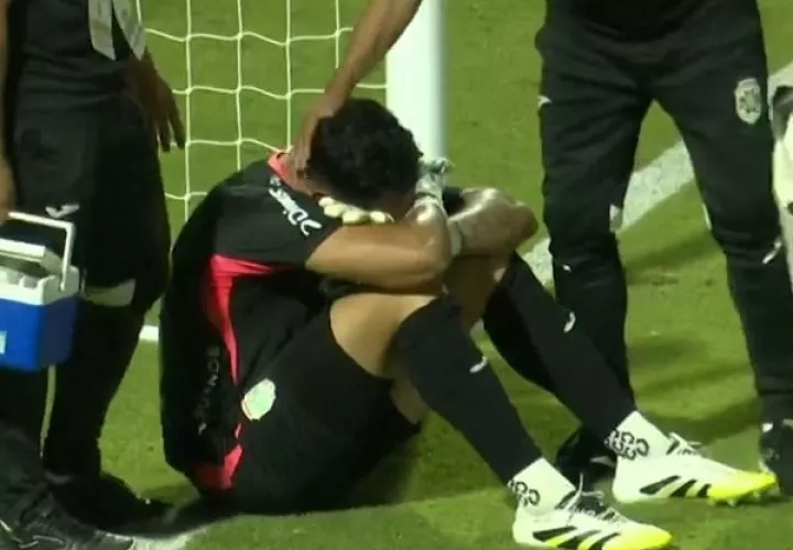 El portero panameño César Samudio en el momento de la lesión que sufrió en la liga hondureña. Foto: Deportes TVC