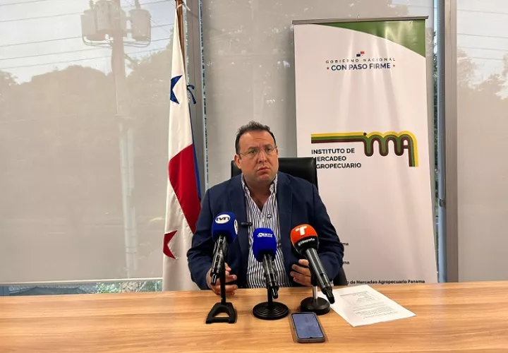 El director general del Instituto de Mercadeo Agropecuario (IMA), Nilo Murillo Robles, da detalles sobre la posible sustracción de bolsas navideñas.  /  Foto: IMA