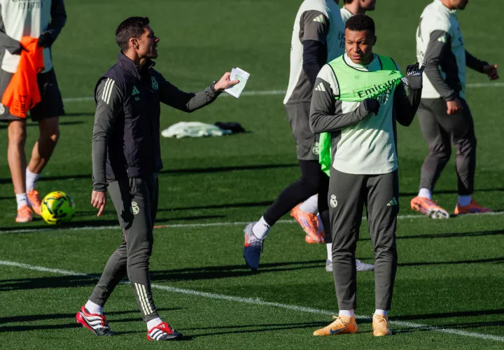 El delantero del Real Madrid Kylian Mbappe (d) y el entrenador, Xabi Alonso, durante el entrenamiento. /Foto: EFE
