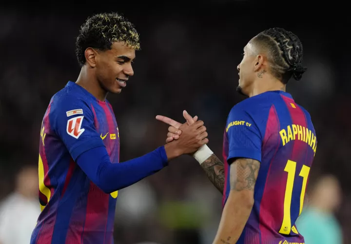 Raphinha (d) celebra su segundo gol ante el Osasuna con su compañero Lamine Yamal (i). /Foto: EFE