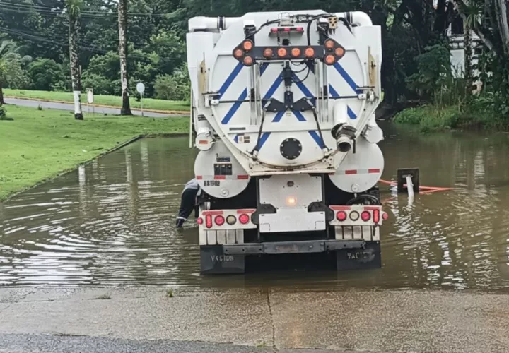 Realizan trabajo para mejorar la circulación de las aguas en época lluviosa en Colón.