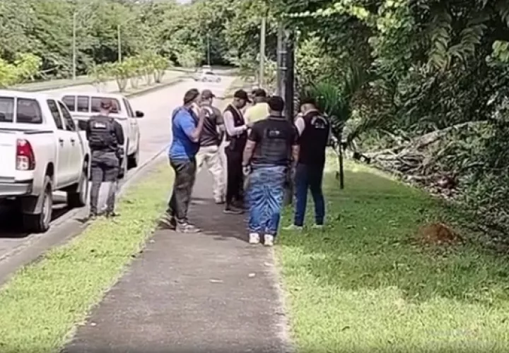 El cadáver estaba tirado en una cuneta.  