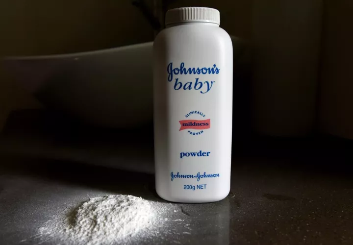  Johnson & Johnson anunció en 2023 suspenderá la venta de sus polvos de talco para bebé en todo el mundo, dos años después de hacerlo en EE. UU. y Canadá, acuciada por miles de denuncias sobre la seguridad del producto.