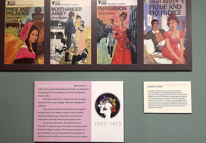 Muestra las portadas de cuatro novelas de la escritora británica Jane Austen en la exhibición 'Paper Jane: 250 Years of Austen' este martes, en Nueva York (EE.UU.). Pese a su corta vida, Austen (1775-1817) dejó al morir un imperdurable legado que Grolier Club, una sociedad de bibliófilos de Nueva York, explorará con detalle hasta febrero.  Foto:EFE