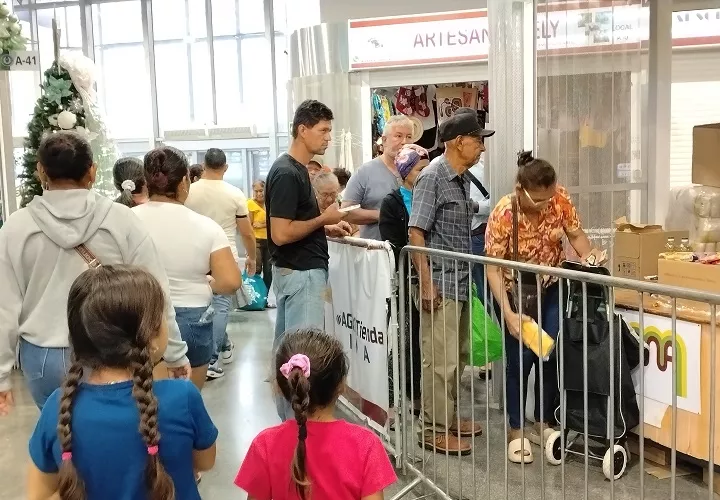 Las lluvias y el mal estado del tiempo han limitado las faenas de pesca, reduciendo la oferta habitual de pescado y mariscos disponibles para la venta. Foto: Thays Domínguez
