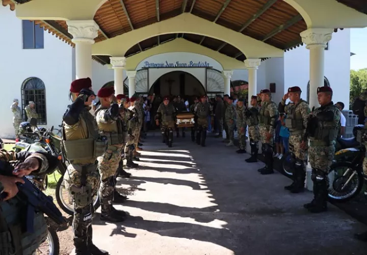 Compañeros, familiares y amigos participaron en el sepelio.  /  Foto: Senafront