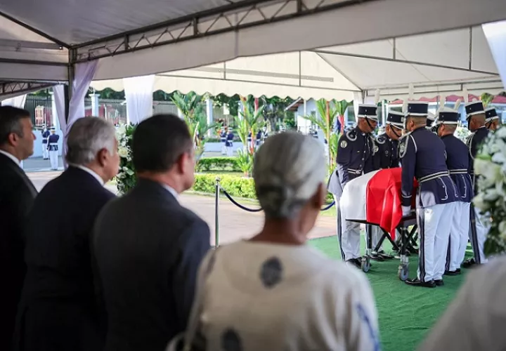 Las honras fúnebres se realizaron en la plaza Paseo de los Caídos.  /  Fotos:  Cortesía