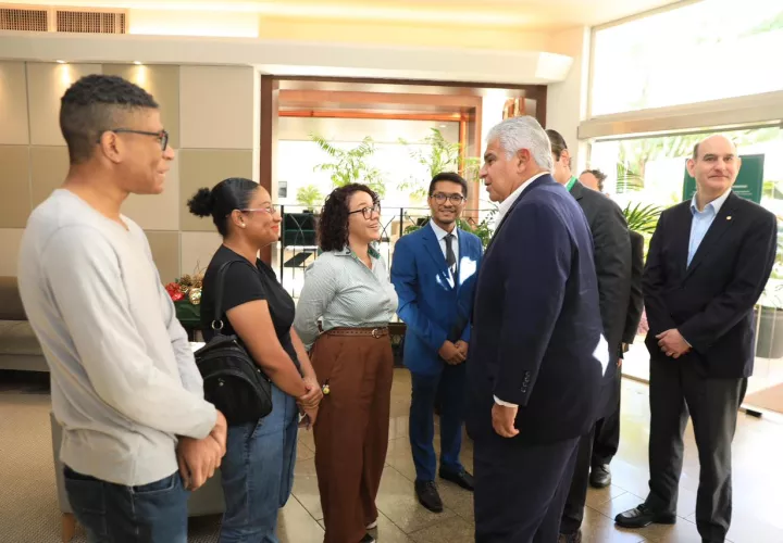 A su llegada al hotel, el presidente tuvo un momento cercano y fuera del protocolo, al ser recibido por un grupo de jóvenes panameños que estudian en Foz de Iguazú, 