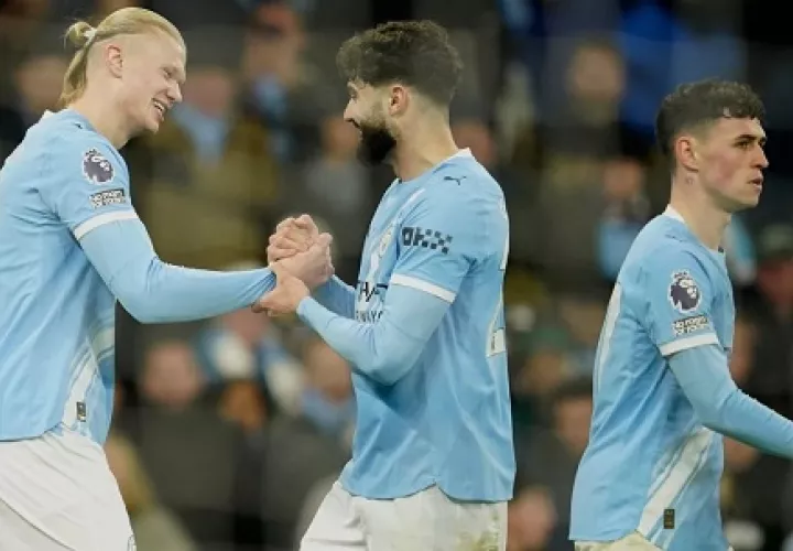 Erling Haaland (izq.) celebra uno de sus goles en el partido en el que el Manchester City venció 3-0 al West Ham. Foto: EFE