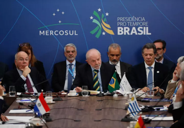 El presidente de Brasil, Luiz Inácio Lula da Silva (c), habla durante la Sesión Plenaria de la Cúpula de Jefes de Estado. Foto: EFE
