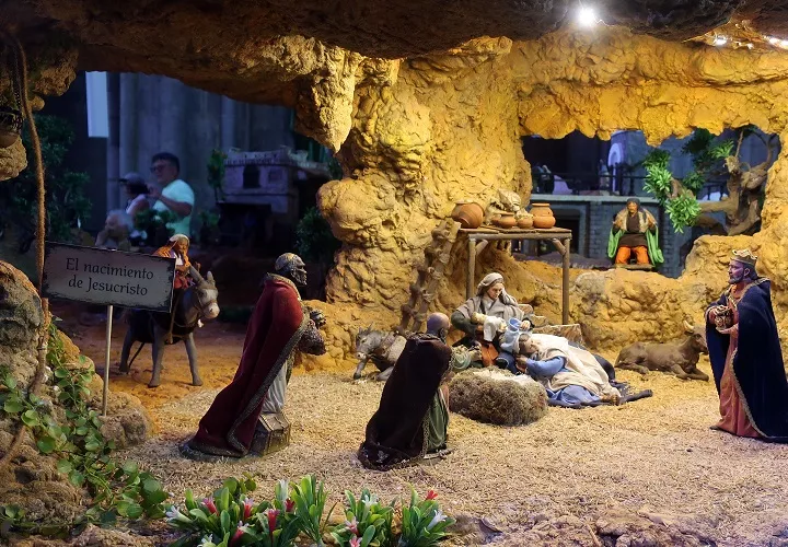 Una muestra de las figuras del pesebre más grande de Sudamérica exhibido en la Basílica del Voto Nacional en Quito (Ecuador). Foto/ EFE