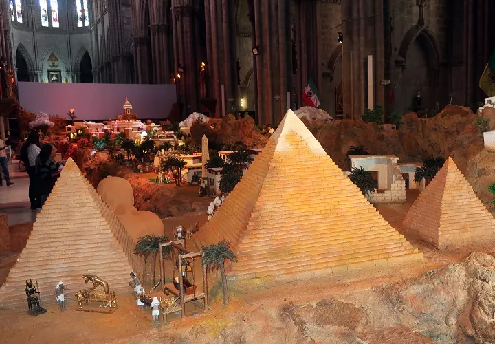  Extendido sobre 280 metros cuadrados, con 1.750 figuras -650 de ellas en movimiento-, ríos, cascadas, nieve y sonido ambiental, el pesebre expuesto en la Basílica del Voto Nacional, en Quito, se alza como el "más grande de Sudamérica" . FOTO/EFE