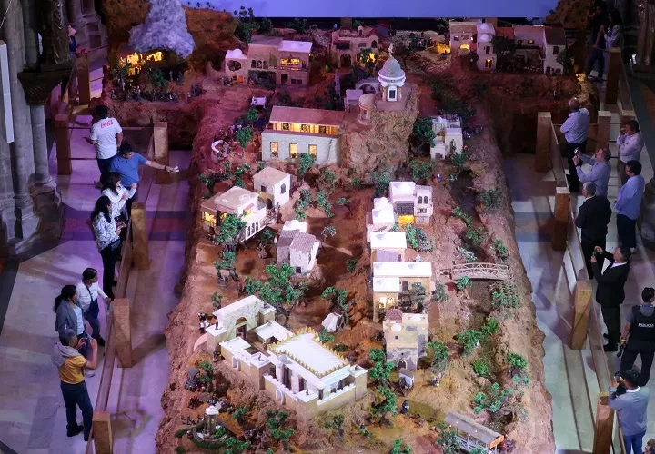 Setenta días tardó la instalación del pesebre en la nave central de la Basílica, que se levanta majestuosa en lo alto del centro histórico de Quito. Foto/EFE