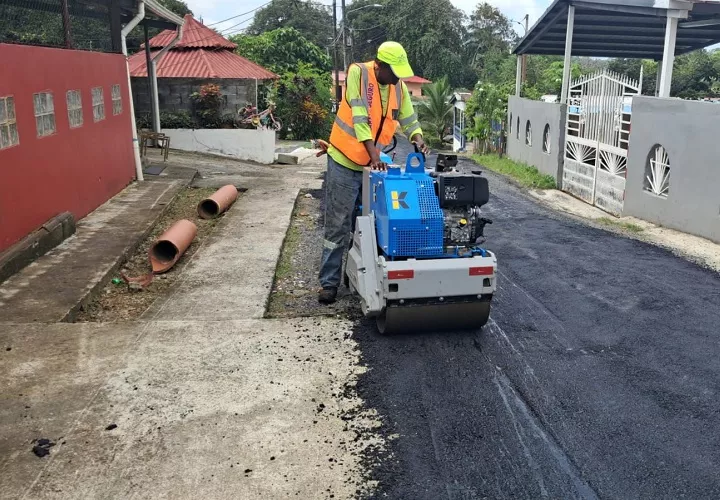 Los trabajos incluyeron colocación de material asfáltico caliente para mejorar la infraestructura vial. 