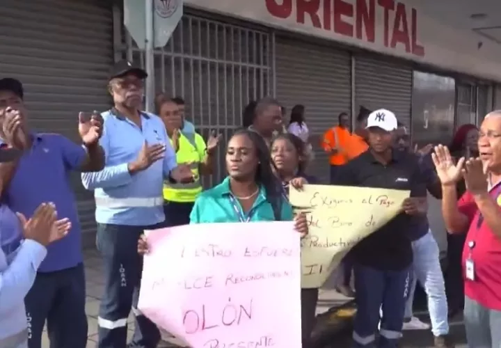 Los trabajadores llevaron a cabo una protesta exigiendo el bono de productividad. Foto. Diómedes Sánchez