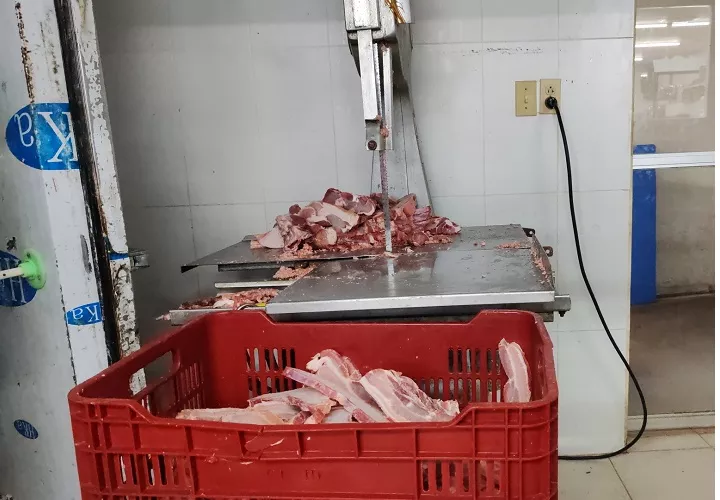 El seguimiento a ambas carnicerías se mantiene pese a que, en las últimas revisiones, los propietarios han aportado facturas de compra que indican el origen del producto. Foto: Eric Montenegro