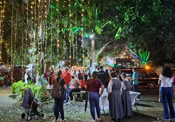 Varios parques han sido iluminados, gustando a chicos y adultos. Foto. Thays  Domínguez