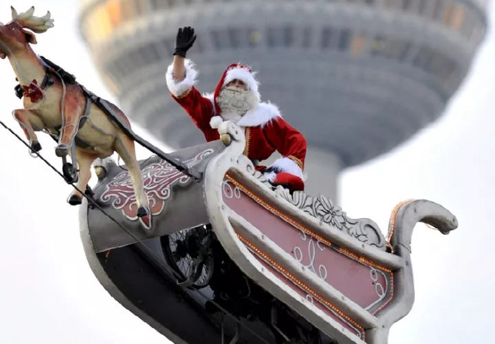 Los niños también pueden llamar por teléfono al Norad, donde unos 1,000 voluntarios estadounidenses y canadienses responden sus dudas sobre la ubicación de Santa Claus y sus orígenes. Foto. EFE