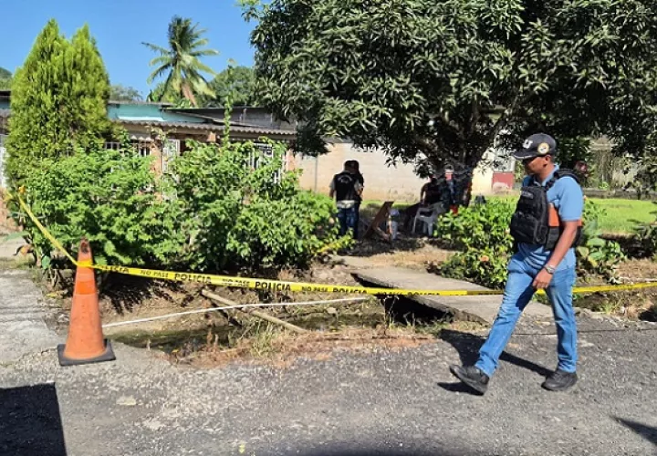 LAs autoridades investigan el caso en la escena del crimen.  /  Foto: Diómedes Sánchez