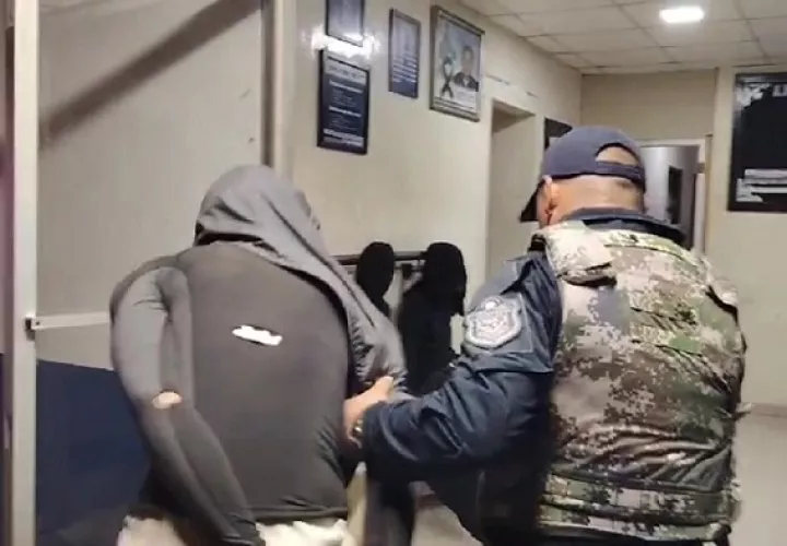 Los sospechosos fueron aprehendidos en un herbazal donde se habían escondido.  /  Foto: Eric Montenegro