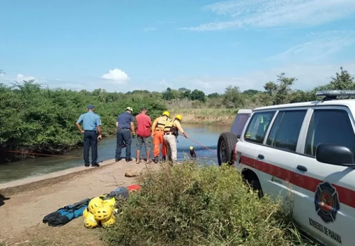 Bomberos y Sinaproc buscan al desaparecido. 