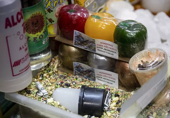 Las personas compran 'kits ritualizados' con jabones, lociones y baños herbales elaborados para atraer “la abundancia y la prosperidad”. Foto/EFE