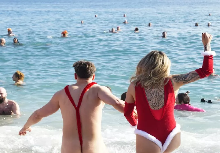 En varios países europeos las personas llevan a cabo el ritual del primer baño de agua helada para iniciar el Año Nuevo. Foto: EFE