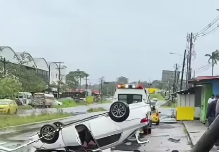 Un automóvil se volcó luego de chocar con un objeto fijo. Foto. Diómesdes Sánchez