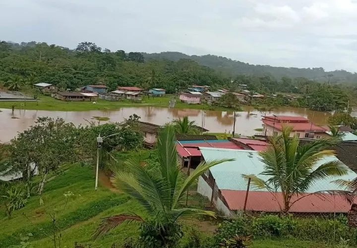 En el caso de la comunidad del Guásimo, el río también se desbordó y fue a dar al interior de las casas, la iglesia, el centro educativo, en medio de la preocupación de los moradores.