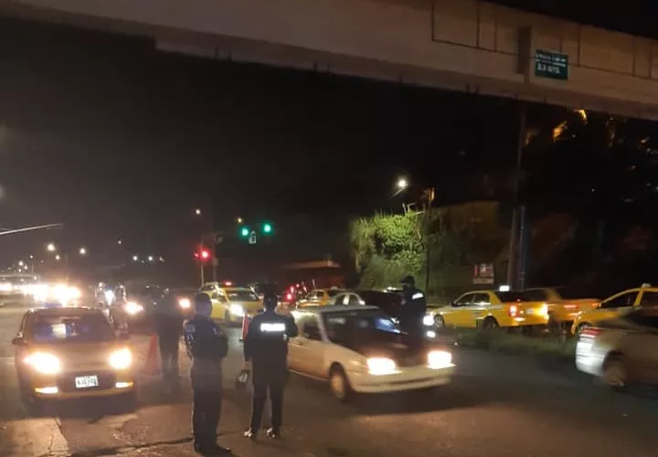 La policía efectuó operativos y colocó puntos de control en diferentes sectores de la ciudad.  /  Foto: Diómesdes Sánchez
