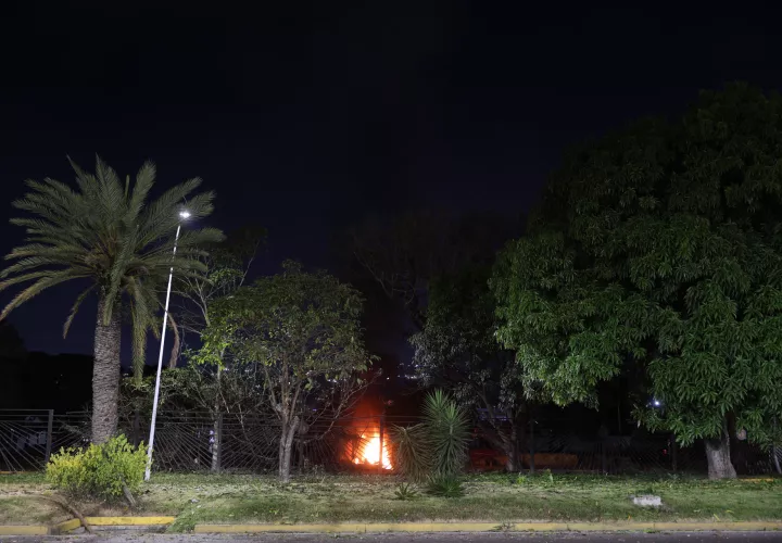 Imagen de las detonaciones y explosiones registradas en la madrugada de este sábado en la base militar de La Carlota, en Caracas. /Foto: EFE