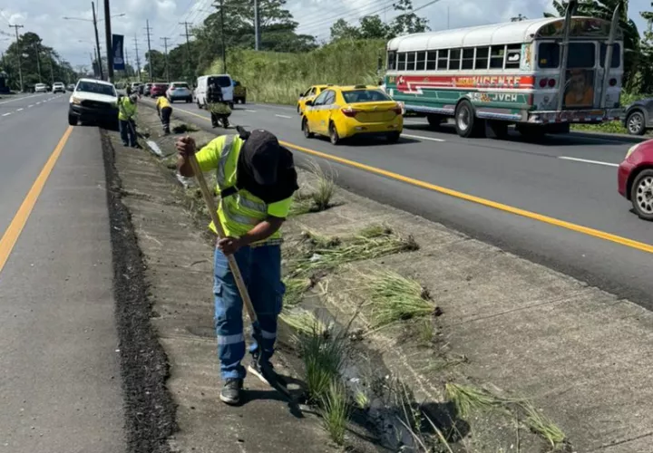 Limpian cunetas de la vía Panamá-Colón llenas de desperdicios.