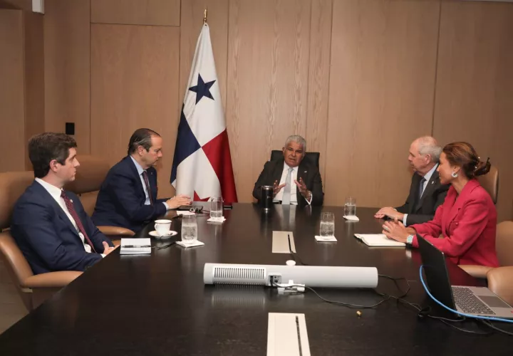 En la reunión también estuvieron José Miguel Alemán, embajador de Panamá en Washington; Ana Irene Delgado, embajadora ante la OEA; y los jerarcas de Cancillería, Javier Martínez Acha y Carlos Hoyos, ministro y viceministro de Relaciones Exteriores.