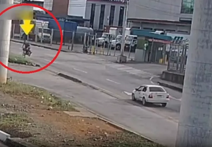 Afortunadamente el motociclista no murió.  /  Captura de video: Centrodecon
