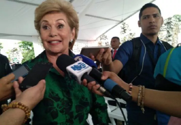 Las declaraciones de Mireya Moscoso se dieron durante la inauguración del puente intercambiador de Chitré. Foto. Archivo