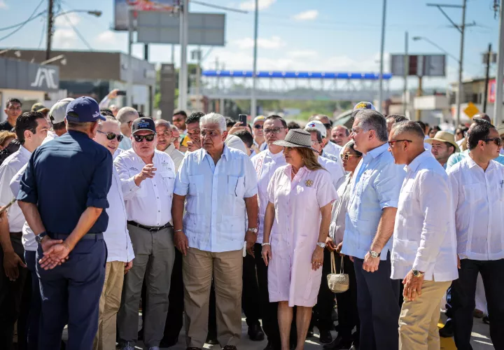 A pesar de la ausencia, reiteró el respaldo del Gobierno al desfile y destacó el trabajo de artesanos, organizadores y participantes que mantienen viva la tradición, puntada a puntada, año tras año.