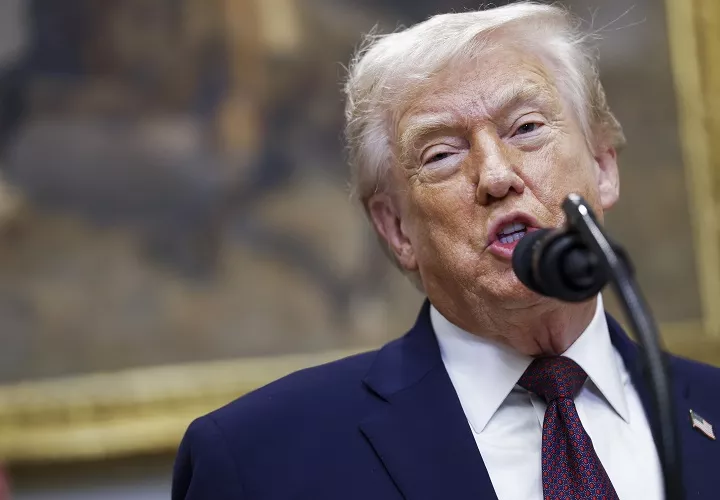 El presidente Donald Trump, precisó que "estamos bajando los precios del petróleo y vamos a dar dinero a Venezuela, que lo necesita desesperadamente". Foto: EFE
