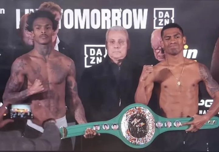 El púgil panameño Ricardo 'El Científico' Núñez (der.) y el cubano Jadier Herrera (izq.) en la ceremonia de pesaje oficial. 