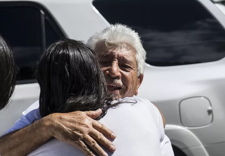 El padre del ex militar Juan Carlos Caguaripano, Juan Carlos Caguaripano (d), reacciona luego de visitar a su hijo y preso político recluido en el centro penitenciario Rodeo I, en Zamora estado de Miranda. Foto: EFE
