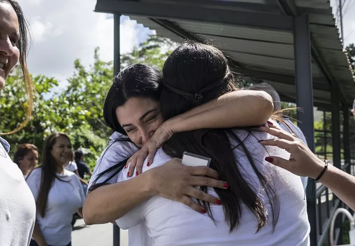 Aurora Silva de Superlano (c), reacciona luego de visitar a su esposo, Freddy Superlano, ex Diputado de la Asamblea Nacional y preso político recluido en el centro penitenciario Rodeo I en Zamora estado de Miranda (Venezuela). Foto: EFE