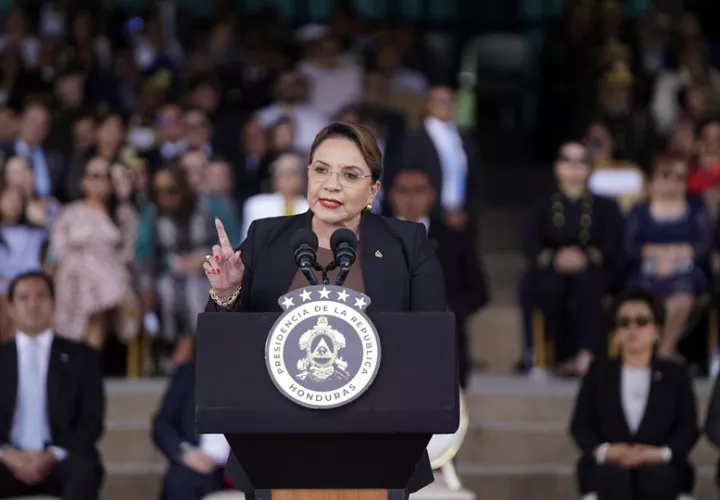 La presidenta Xiomara Castro, Castro convocó el sábado al Consejo de Ministros, luego de que el Gobierno estadounidense advirtió de "severas consecuencias" ante "intentos para revertir la elección" presidencial, que ganó Nasry Asfura. Foto: EFE