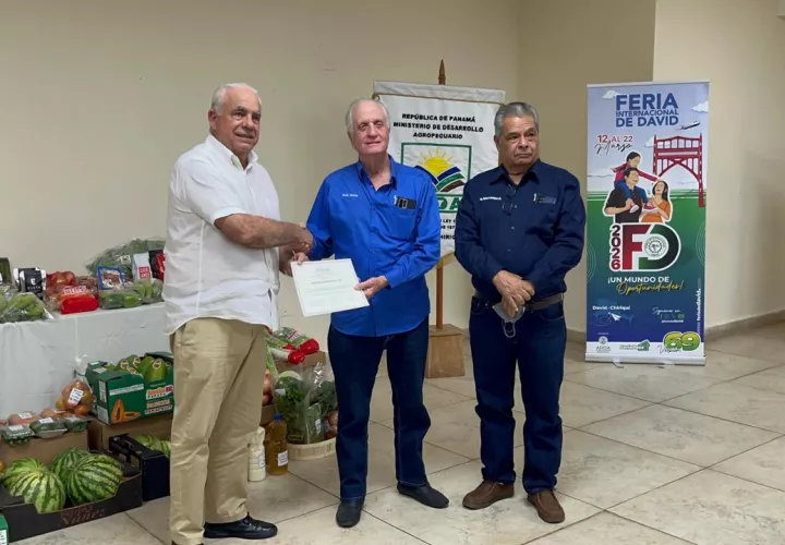 El ministro Roberto Linares indicó que cada finca que avanza hacia una certificación eleva la credibilidad de nuestra producción nacional.