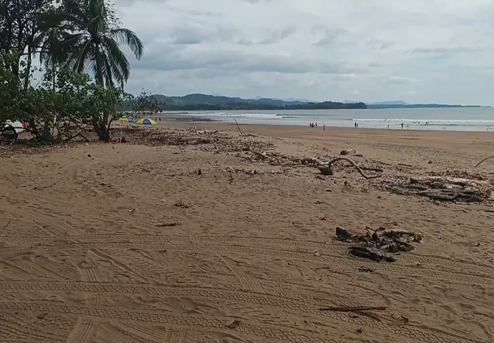 Las playas mantendrán vigilancia permanente con apoyo de la Policía Nacional, el Cuerpo de Bomberos y unidades especializadas para la atención de emergencias.  Foto. Melquíades Vásquez
