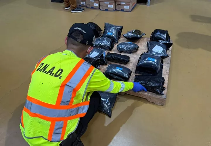 La droga estaba enbalada en paquetes de plástico negro.  /  Foto: PN 