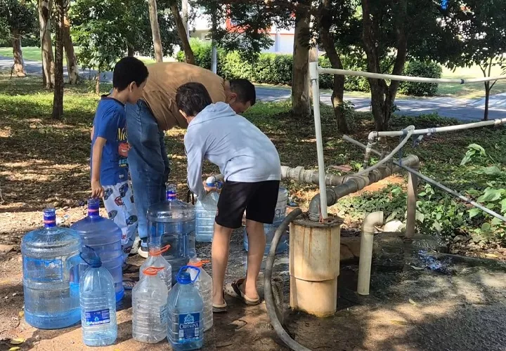 La falta del vital líquido ha obligado a muchas familias a recurrir a pozos y tanques de reserva. Foto. Thays Domínguez
