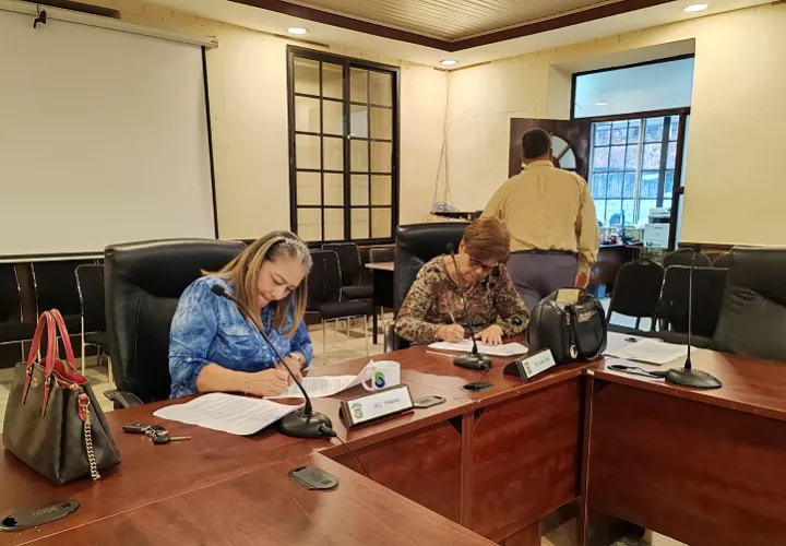 Luzdenia Oliver, presidenta del concejo, explicó que en la reunión se aclaró que, aun cuando se escuchó el planteamiento de la alcaldesa Peñalba, la exoneración de impuestos es potestad de los ediles. Foto. Eric Montenegro