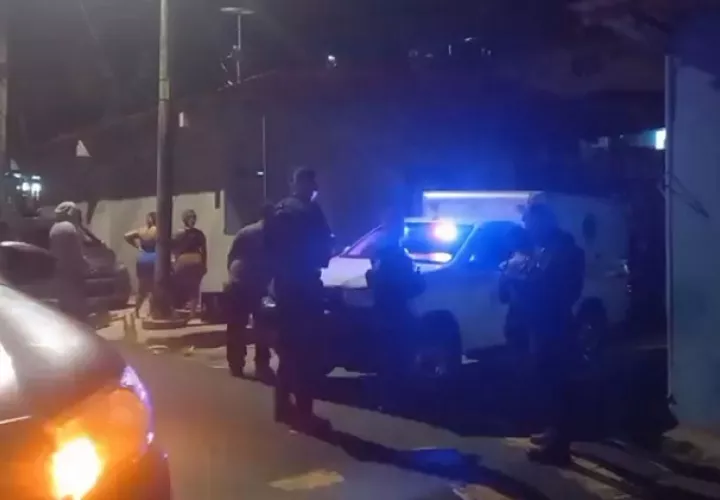 el cadáver quedó tendido en la vereda.  /  Imagen: Alexander Santamaría