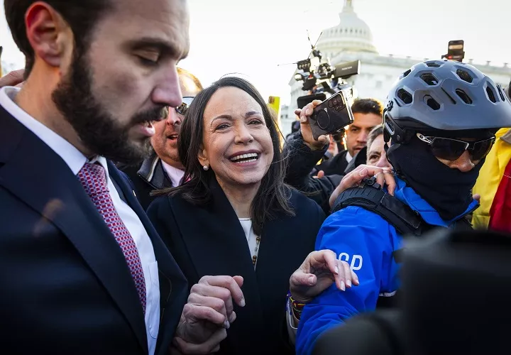 En el interior del Senado, María Corina Machado sostuvo platicas con senadores como el republicano Rick Scott, quien en ocasiones anteriores había expresado su apoyo a la opositora venezolana. Foto: EFE