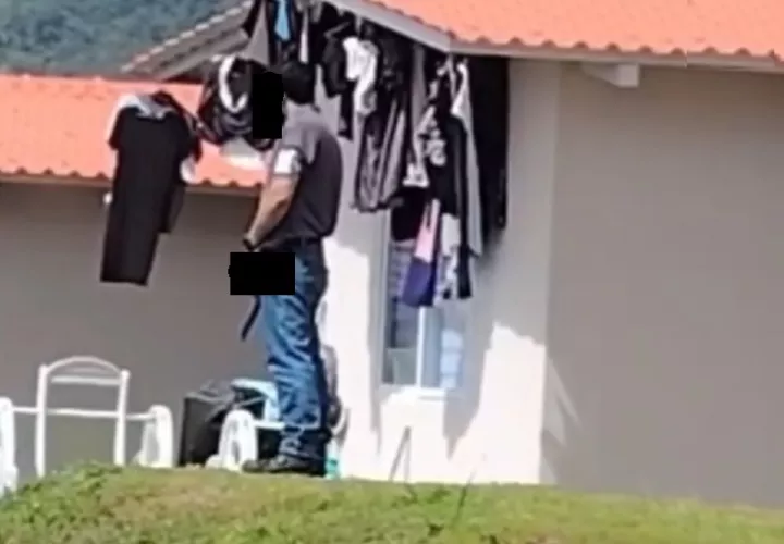 El sujeto se masturba en el patio de su casa.  /  Captura de video